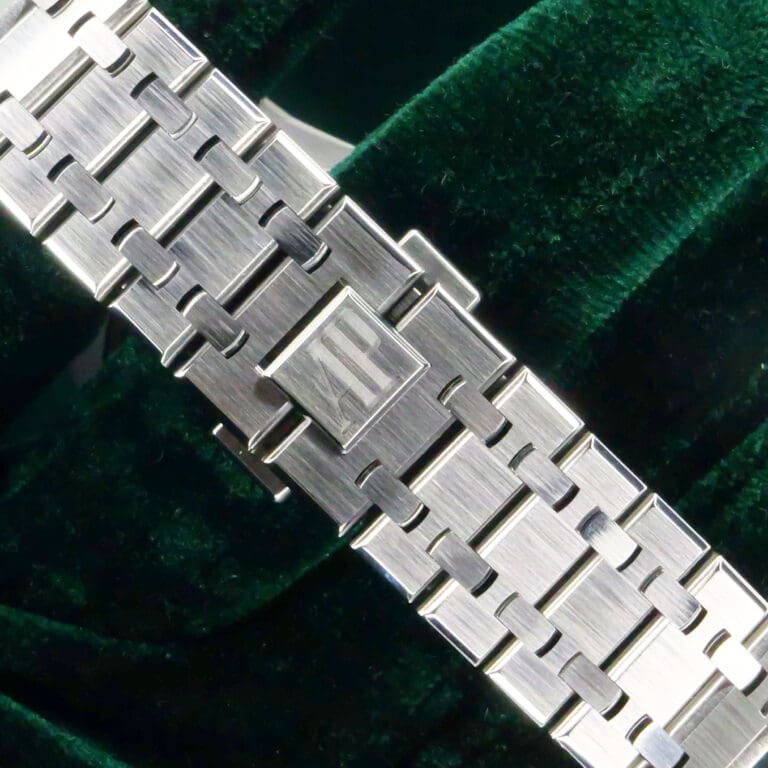 15 - buckle or clasp closed diagonal