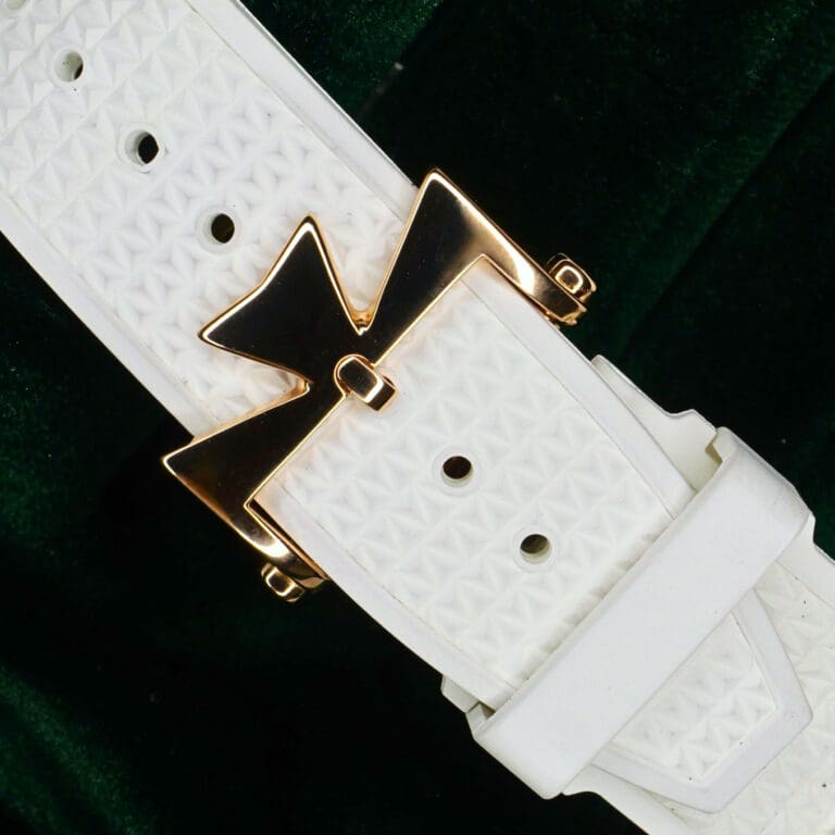 15 - buckle or clasp closed diagonal