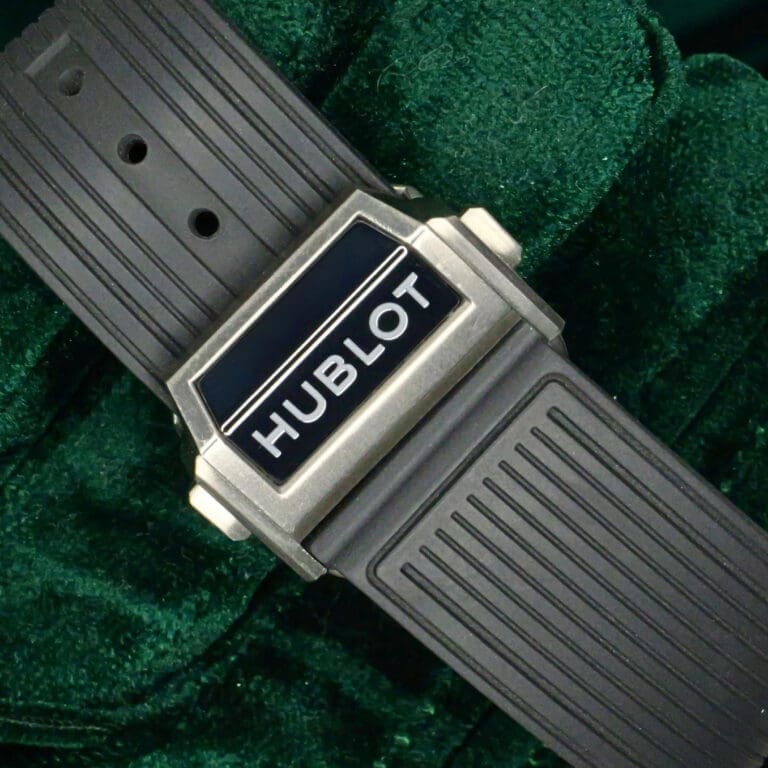 15 - buckle or clasp closed diagonal