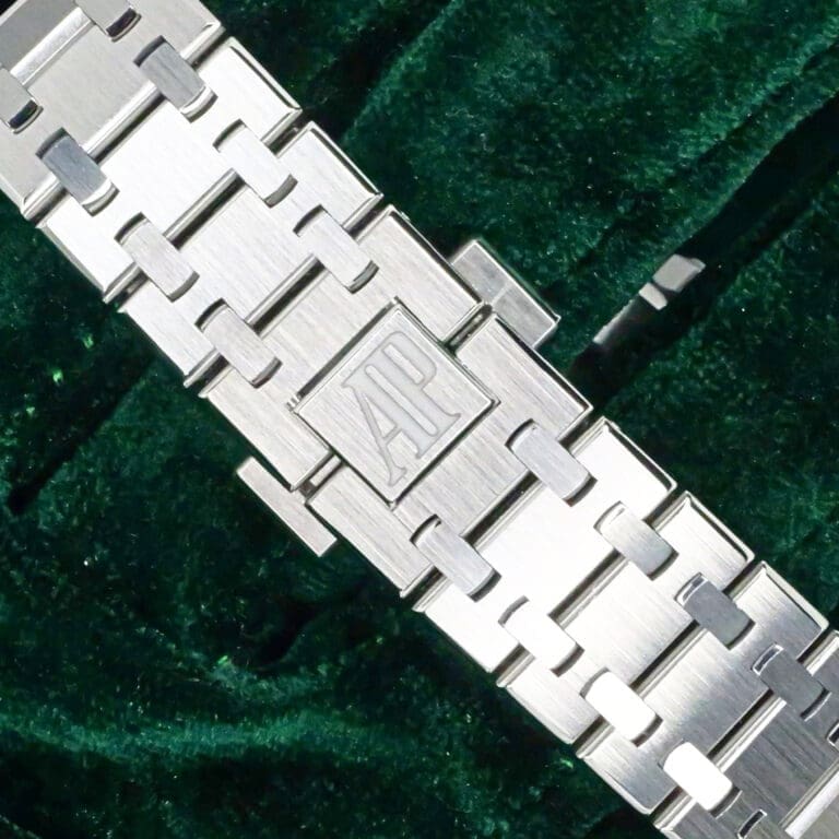 15 - buckle or clasp closed diagonal