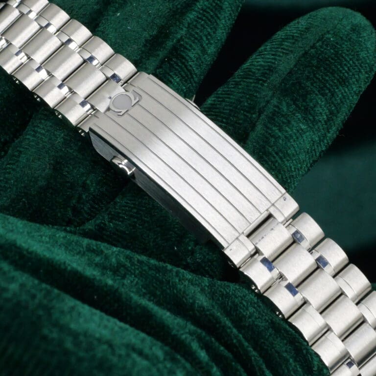 15 - buckle or clasp closed diagonal