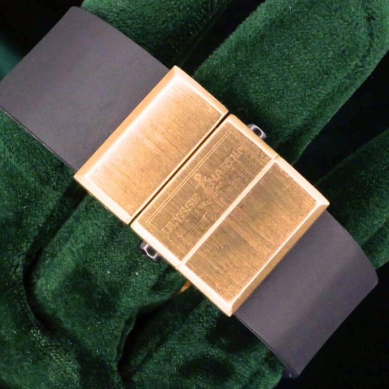 15 - buckle or clasp closed diagonal