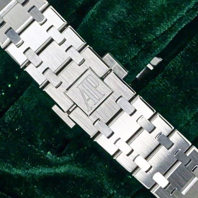 15 - buckle or clasp closed diagonal