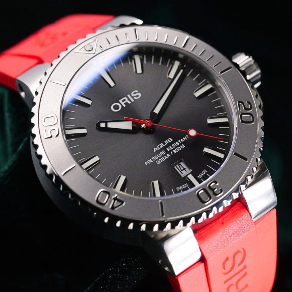 Oris Aquis Date "Relief" Grey Dial Red Rubber Strap Stainless Steel 43.5mm MINT CONDITION COMPLETE SET 01 733 7730 4153-07 4 24 66EB
