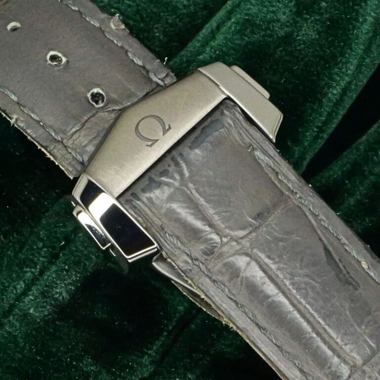 15 - buckle or clasp closed diagonal