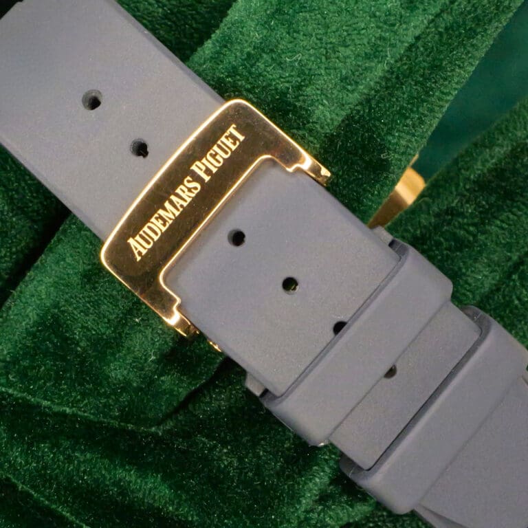15 - buckle or clasp closed diagonal