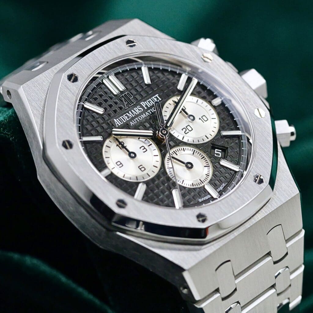 Audemars Piguet Royal Oak Chronograph "Reverse Panda" Black Dial Silver Subdials Stainless Steel 41mm MINT CONDITION COMPLETE SET 26331ST.OO.1220ST.02