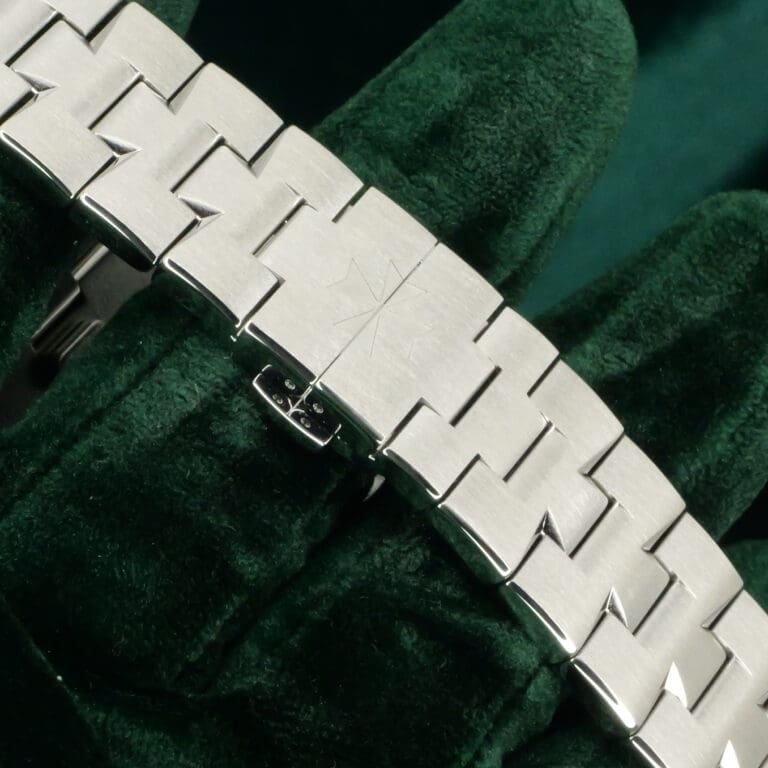 15 - buckle or clasp closed diagonal