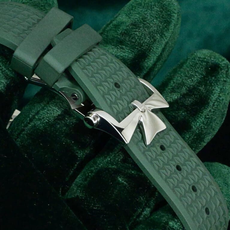 15 - buckle or clasp closed diagonal
