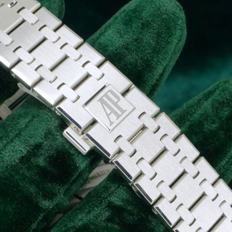 15 - buckle or clasp closed diagonal
