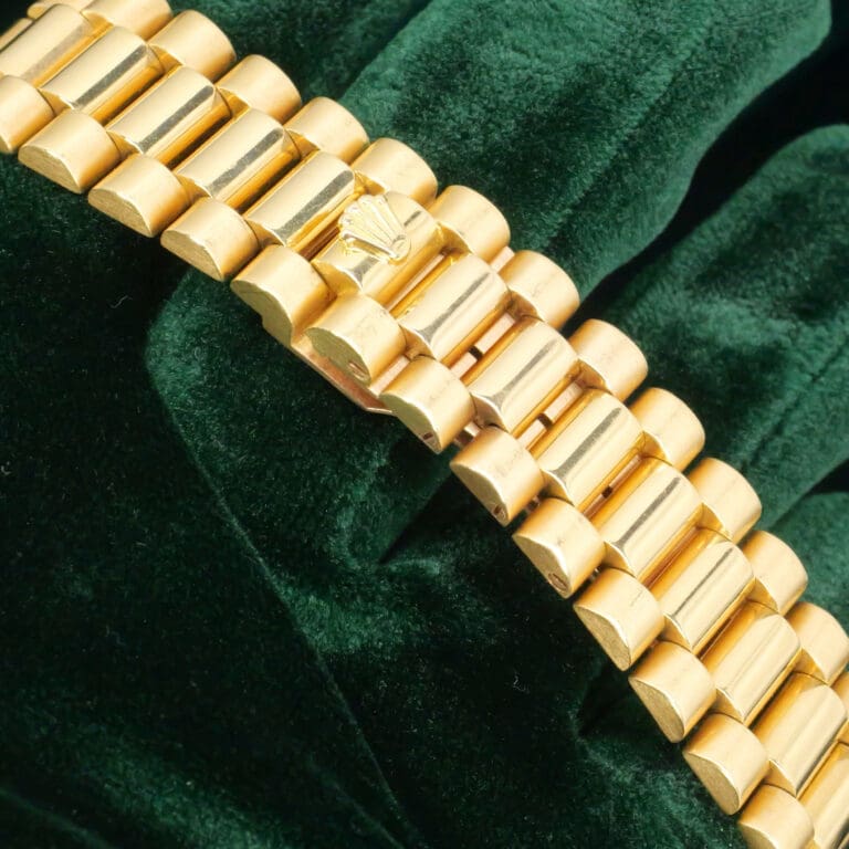 15 - buckle or clasp closed diagonal