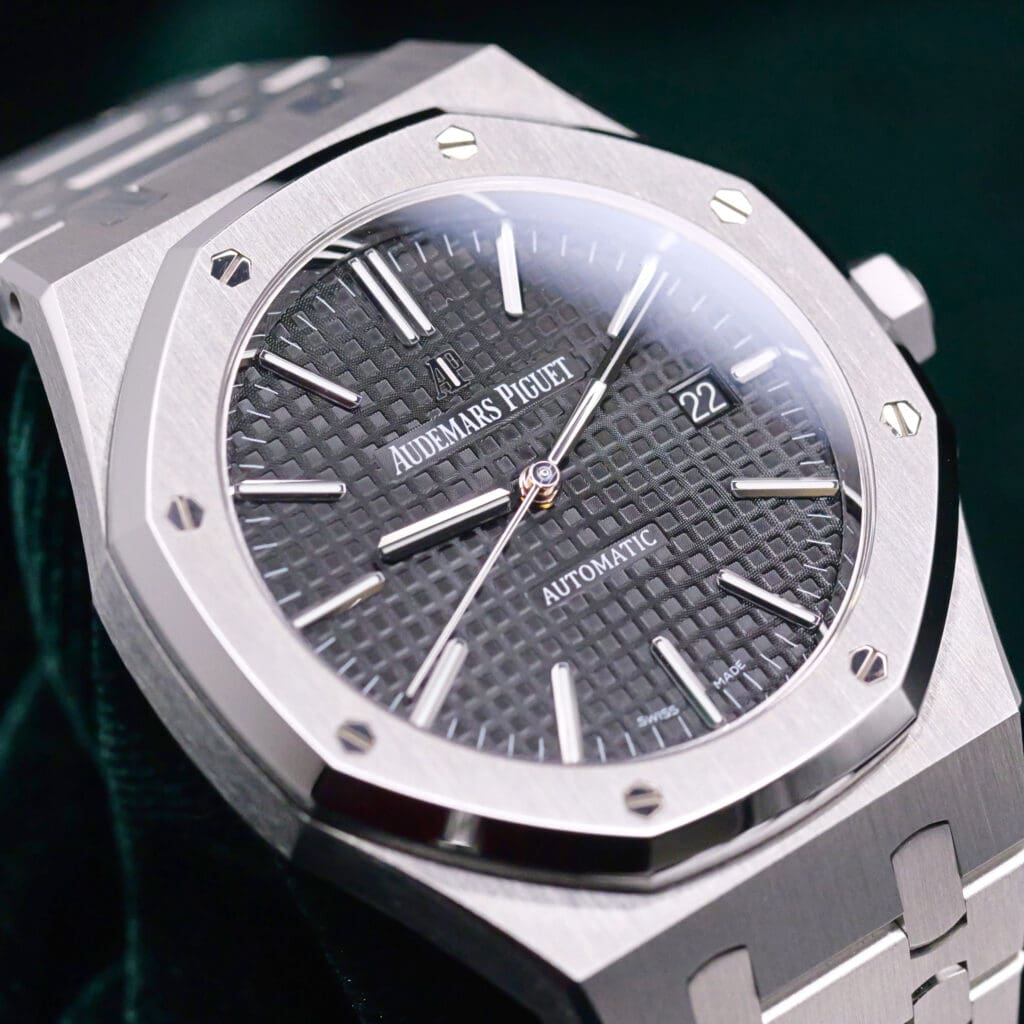 Audemars Piguet Royal Oak Black Dial Stainless Steel 41mm MINT CONDITION COMPLETE SET 15400ST.OO.1220ST.01