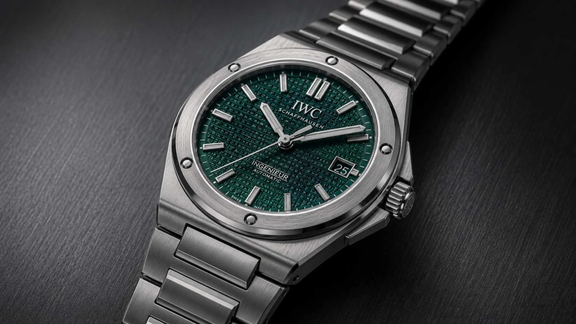 IWC Ingenieur Automatic 40 steel watch with integrated bracelet and five-screw bezel