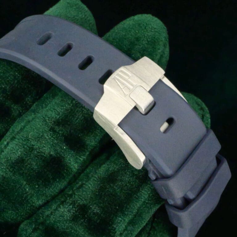 15 - buckle or clasp closed diagonal