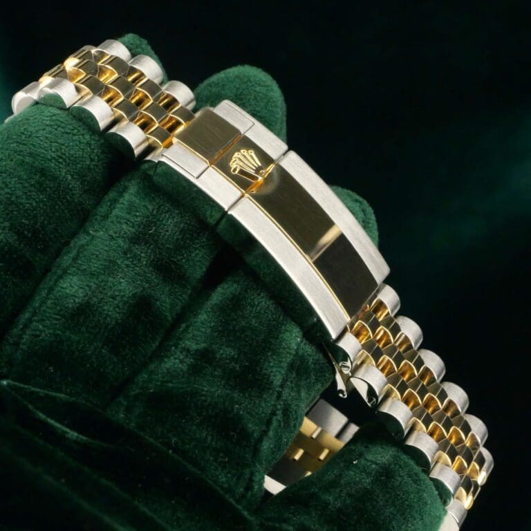 15 - buckle or clasp closed diagonal