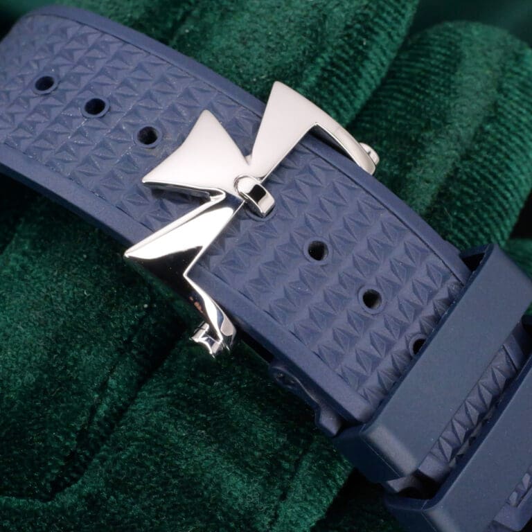 15 - buckle or clasp closed diagonal