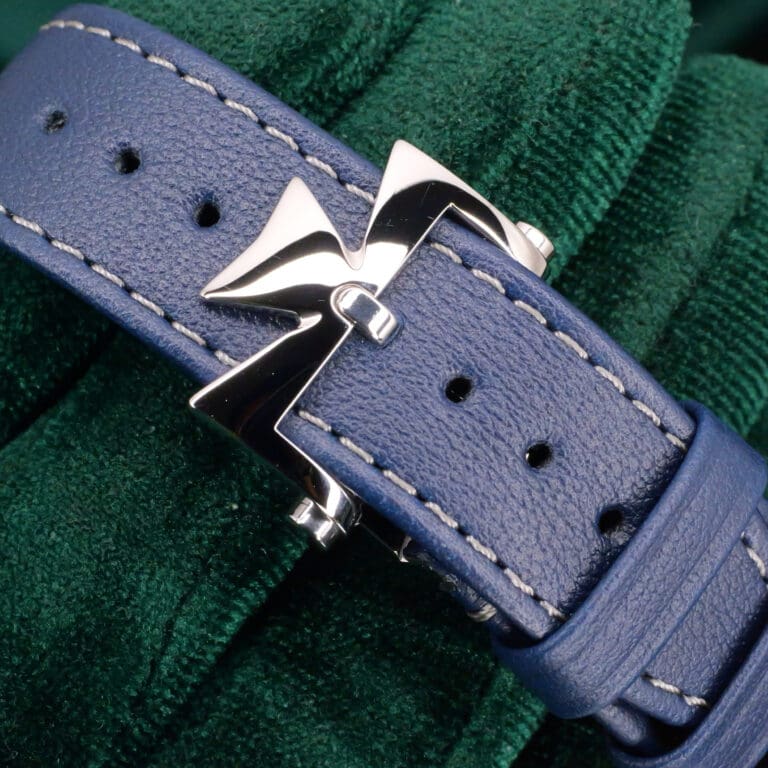 15 - buckle or clasp closed diagonal