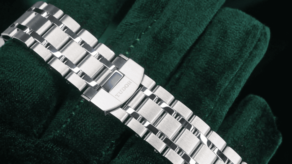 Tudor Royal 28500 - Bracelet and Clasp