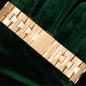 15 - buckle or clasp closed diagonal