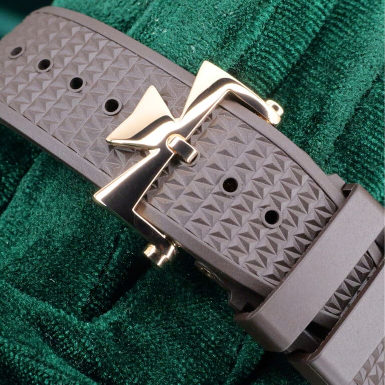 15 - buckle or clasp closed diagonal