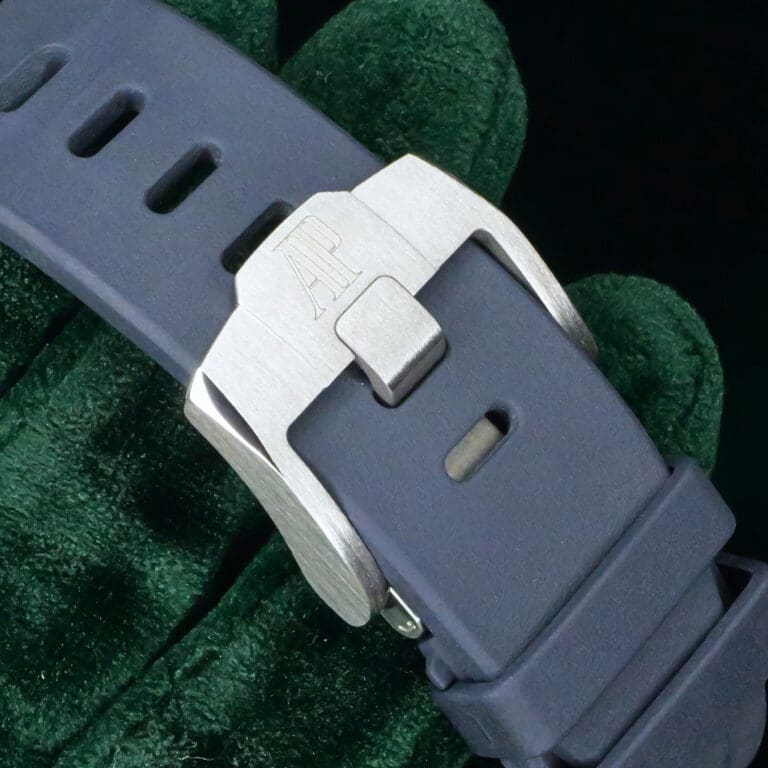 15 - buckle or clasp closed diagonal